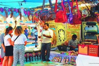 Compras de artesanía de Agra con pruebas locales de alimentos en la calle