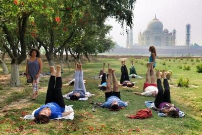 Sesión de yoga de una hora con vistas al hermoso Taj Mahal