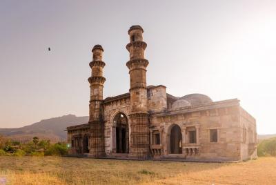 Excursión de un día al parque arqueológico Champaner-Pavagadh (visita guiada en automóvil desde Ahmedabad) Excursión de un día al parque arqueológico Champaner-Pavagadh (visita guiada en automóvil desde Ahmedabad)