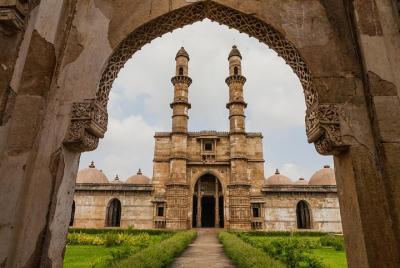 Tour privado de día completo: Museo Baroda y Parque Arqueológico Champaner Tour privado de día completo: Museo Baroda y Parque Arqueológico Champaner