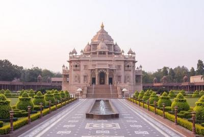 Explore los sitios espirituales de Ahmedabad: un recorrido privado con el templo de Akshardham Explore los sitios espirituales de Ahmedabad: un recorrido privado con el templo de Akshardham