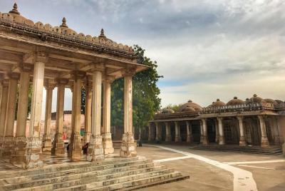 Tour nocturno privado: ciudad de Ahmedabad con cena y museo de utensilios Tour nocturno privado: ciudad de Ahmedabad con cena y museo de utensilios