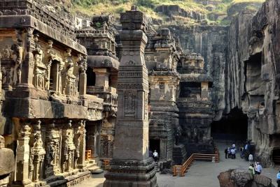 Visita guiada de un día a las cuevas de Ellora con otras atracciones