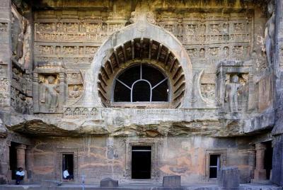 Excursión privada de 2 días a las cuevas de Ajanta y Ellora más populares con guía y automóvil. Excursión privada de 2 días a las cuevas de Ajanta y Ellora más populares con guía y automóvil.