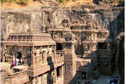 Alquiler de coches privados para las cuevas de Ajanta y Ellora Tour de 2 días. Alquiler de coches privados para las cuevas de Ajanta y Ellora Tour de 2 días.