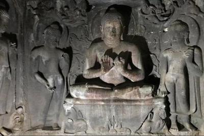 Visita guiada privada de 2 días a las cuevas de Ajanta y Ellora con coche. Visita guiada privada de 2 días a las cuevas de Ajanta y Ellora con coche.