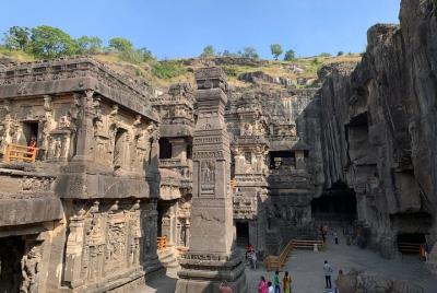 Visita guiada privada de 3 días a las cuevas de Ajanta y Ellora con transporte todo incluido. Visita guiada privada de 3 días a las cuevas de Ajanta y Ellora con transporte todo incluido.