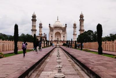 Excursión de un día desde Aurangabad a las cuevas de Ellora, Bibi ka Maqbara y Panchakki Excursión de un día desde Aurangabad a las cuevas de Ellora, Bibi ka Maqbara y Panchakki