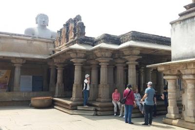 Tour de 2 días en motocicleta desde Bangalore a Belur, Halebid y Shravanabelagola