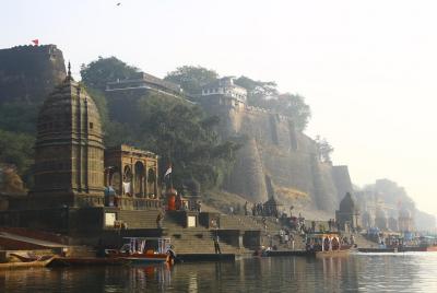 Fortaleza de Maheshwar y templos a orillas del río de Bhopal