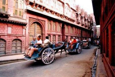 Paseo en carro de caballos (Tonga) en la ciudad vieja de Bikaner Paseo en carro de caballos (Tonga) en la ciudad vieja de Bikaner