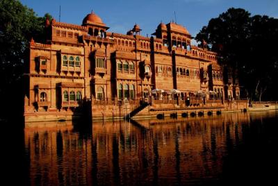Gajner Palace Lake Side Quédese con la experiencia del pueblo Gajner Palace Lake Side Quédese con la experiencia del pueblo