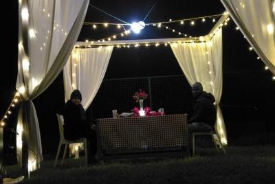 Cena al aire libre con velas Cena al aire libre con velas