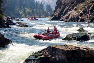 Viaje de rafting en las aguas bravas del río Teesta con traslado privado Viaje de rafting en las aguas bravas del río Teesta con traslado privado