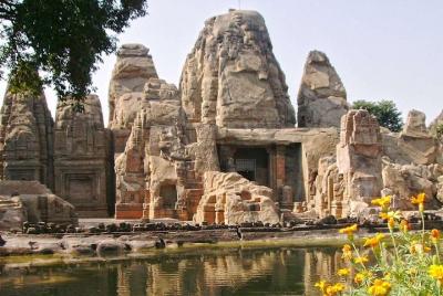 Recorrido histórico que incluye el fuerte de la Unesco Kangra y el templo de corte de roca de Dharamshala Recorrido histórico que incluye el fuerte de la Unesco Kangra y el templo de corte de roca de Dharamshala