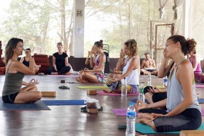 Excursión privada de un día completo a la ciudad de McLeodGanj con clase de yoga. Excursión privada de un día completo a la ciudad de McLeodGanj con clase de yoga.