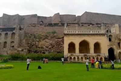 Excursión de medio día a Hyderabad a la fortaleza mágica Golkonda y tumbas Qutub Shahi Excursión de medio día a Hyderabad a la fortaleza mágica Golkonda y tumbas Qutub Shahi