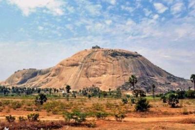 Excursión de un día al fuerte de roca monolítico en Bhongir, Yadadri y Kolanupaka Excursión de un día al fuerte de roca monolítico en Bhongir, Yadadri y Kolanupaka