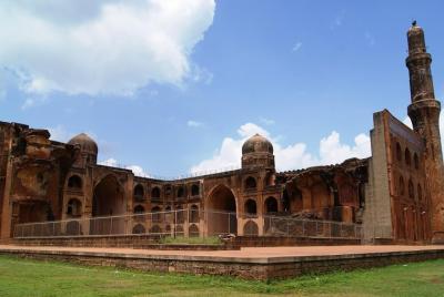 Excursión de Hyderabad a Bidar visita al Fuerte, Tumba, Cuevas y Templo Excursión de Hyderabad a Bidar visita al Fuerte, Tumba, Cuevas y Templo