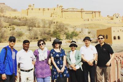 Excursión privada de un día completo en Jaipur con un coche.