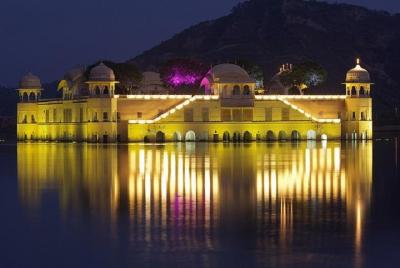 Tour nocturno privado de Jaipur con comida y bebida