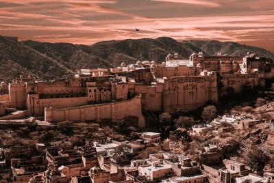 Fuertes icónicos de Jaipur con una visita al emporio de artesanías Fuertes icónicos de Jaipur con una visita al emporio de artesanías