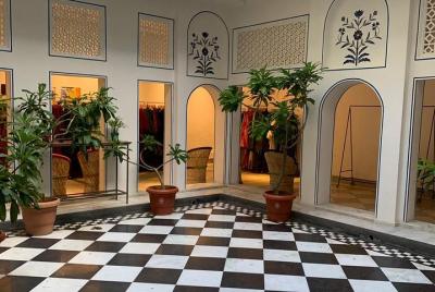 Clase de yoga a cargo de un experto en un impresionante patio en el corazón de la ciudad