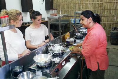 Clase de cocina familiar local y cena