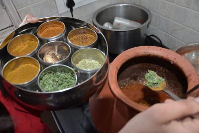 Clase de cocina vegetariana Rajasthani con un local en Jaipur