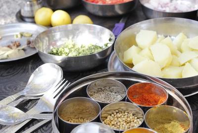 Visita privada al mercado de especias de Rajasthani y clase de cocina en Jaipur