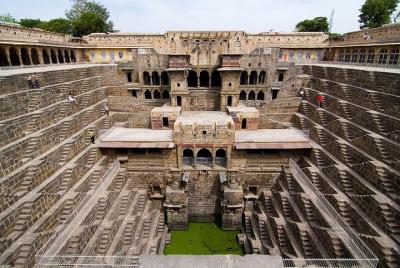 Excursión de un día a Haunted Bhangarh y Abhaneri Stepwell Wid Almuerzo, guía y entrada (opcional) Excursión de un día a Haunted Bhangarh y Abhaneri Stepwell Wid Almuerzo, guía y entrada (opcional)