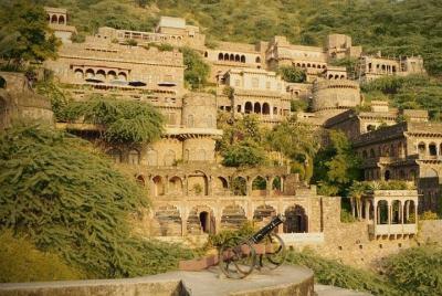 Excursión privada de un día a Abhaneri Stepwell desde Jaipur con Bhangarh, el lugar más embrujado