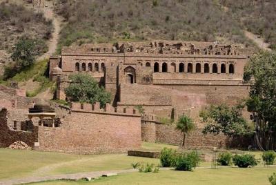 Bhangarh y Abhaneri Viaje en el mismo día a través de Jaipur. Bhangarh y Abhaneri Viaje en el mismo día a través de Jaipur.
