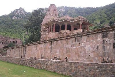 Visita guiada al embrujado Bhangarh Fort y Abhaneri Step Well's con cena con la familia