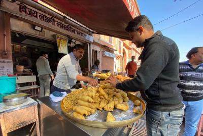 Desayuno Tour de la ciudad de Jaipur que incluye visita matutina de monumentos desde el exterior. Desayuno Tour de la ciudad de Jaipur que incluye visita matutina de monumentos desde el exterior.