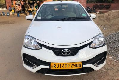 Transferencia de ida de Jaipur a Agra en vehículo de CA con paradas opcionales Transferencia de ida de Jaipur a Agra en vehículo de CA con paradas opcionales