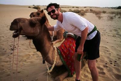 Safari en camello al atardecer de medio día en Rajasthan