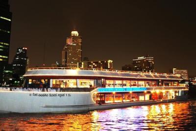 Crucero con cena de orquídeas blancas en Bangkok que incluye tras