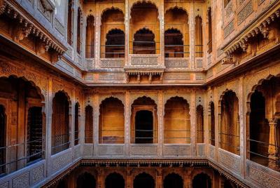 Excursión de medio día a la ciudad en automóvil privado con guía profesional.