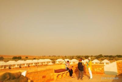 safari en camello con noche en el desierto,
