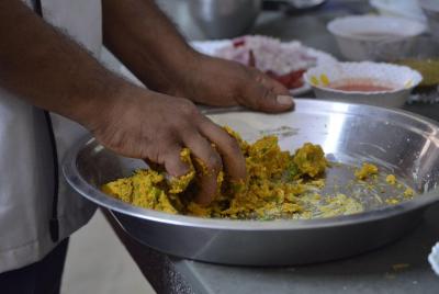 Clase de cocina tradicional de Rajastán en Jodhpur con un local