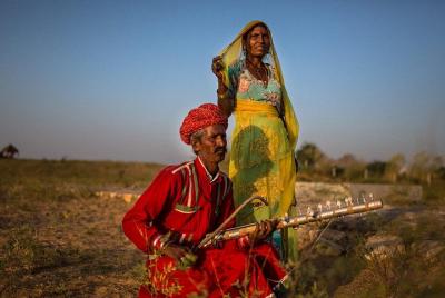 Excursión privada a los pueblos gitanos del desierto de Thar con antropólogo cultural