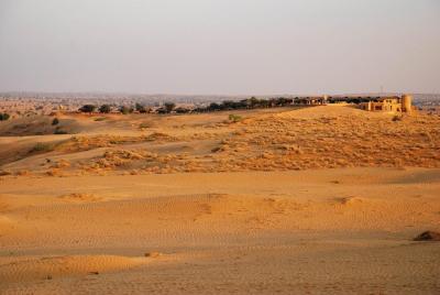 Un retiro mágico en una duna con safari en camello y jeep (Min 2 personas)