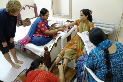 Experiencia inmersiva de henna en Jodhpur con comida