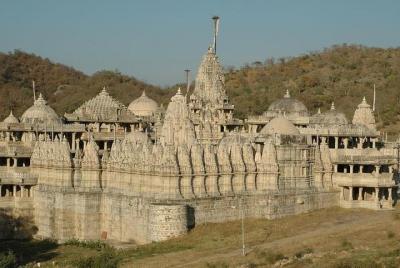Traslado privado desde Jodhpur a Udaipur con el Templo Ranakpur Jain