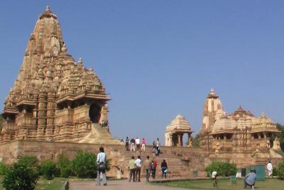 Explore la excursión histórica de un día a los templos de Khajuraho, el espectáculo de luz y sonido.