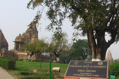 Explore el viaje de un día a los templos de Khajuraho, la visita a los templos de Khajuraho.