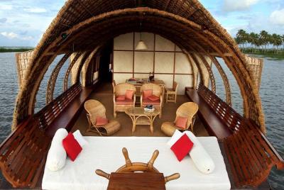 Crucero de un día con almuerzo del sur de la India en los remansos de Kerala y traslado privado