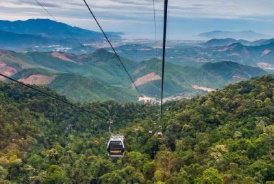 Por la tarde traslado privado de la ciudad de Da Nang al Golden Bridge en el parque temático.
