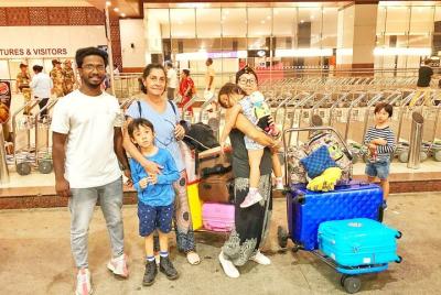 Haga que su viaje sea memorable conmigo Cabina ejecutiva con conductor con dominio del idioma Haga que su viaje sea memorable conmigo Cabina ejecutiva con conductor con dominio del idioma